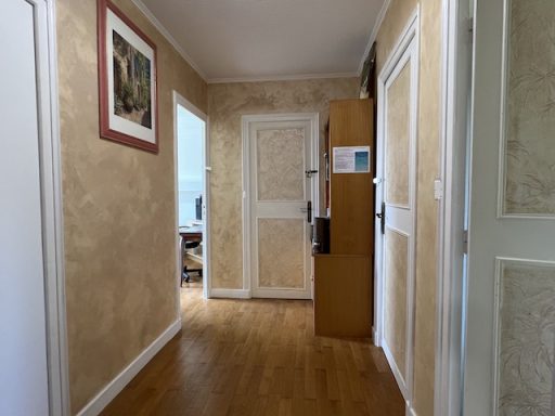 Le couloir de séparation entre les 3 chambres.