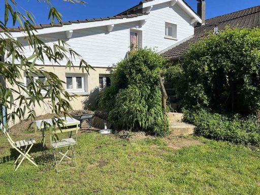Arrivée à la chambre Romance Chèvrefeuille, maison blanche sous ciel bleu, escalier entouré de chèvrefeuille, jardinet, 1 table et 2 chaises