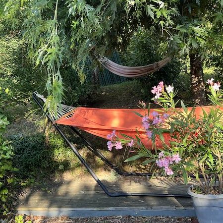 Hamac détente au milieu de la végétation - L'Escale du Loup Blanc Hamac orange installé sous l'érable