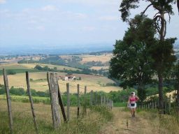 Balade d'une dame dans les Monts du Lyonnais pour les stages Détox et Mincir autour de l'Escale du Loup blanc