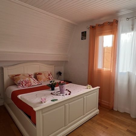 Chambre Perle - atmosphère chaleureuse Chambre Perle avec décoration dans des tons orangés