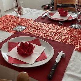 Détails fleurs décoratives en papier sur table Détail romantique fleurs rouges papier