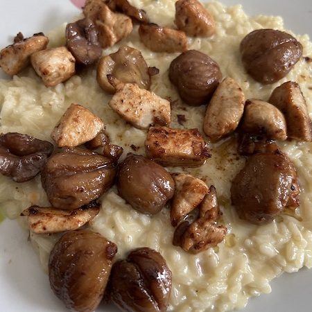 Riz crémé à la fourme de Montbrison avec morceaux de veau et châtaignes poélés