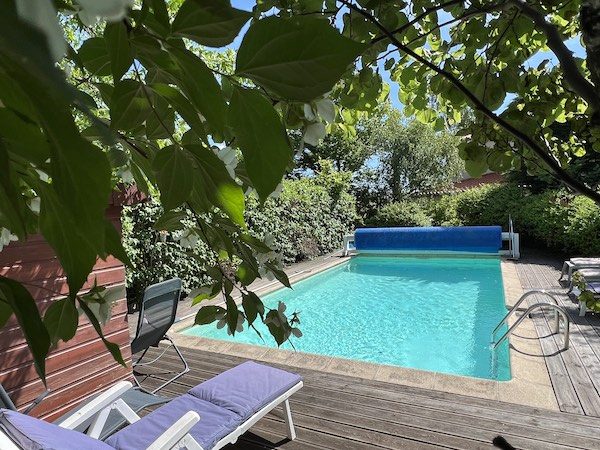 La piscine entourée de verdure et bains de soleil pour les stages bien-être 