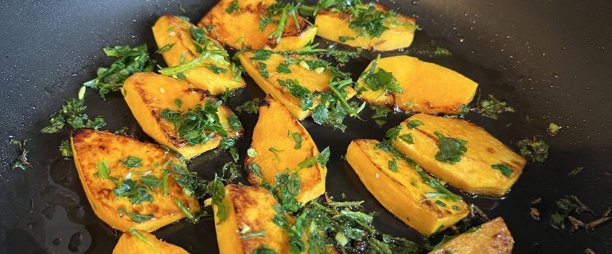 Patates douces bios en train de dorer avec des herbes sauvages à L'Escale du Loup Blanc