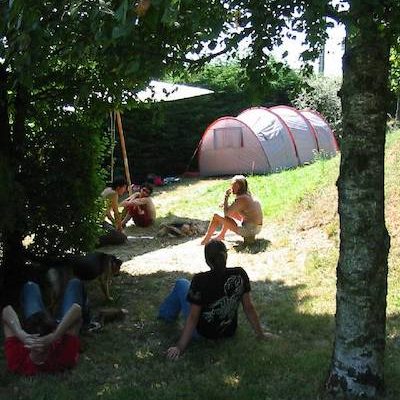 Personnes passant une soirée calme l'été à l'ombre des feuillus en Forez-Lyonnais