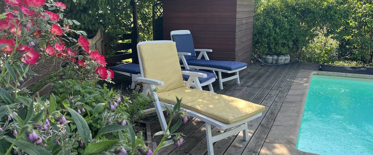 Piscine et bains de soleil pour un séjour nature et ressourcement à Maringes