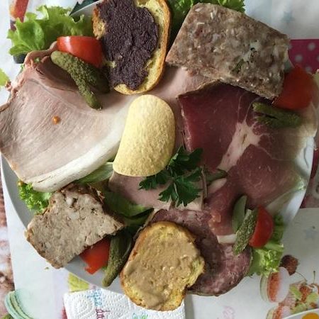 Assiette de charcuterie spéciale randonneur, produits locaux et des Monts du Forez