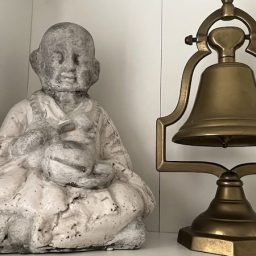 Statuette décorative de moine avec cloche en bronze