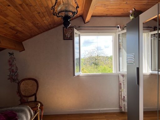 Chambre Iris - vue fenêtre ouverte sur le cerisier en fleurs