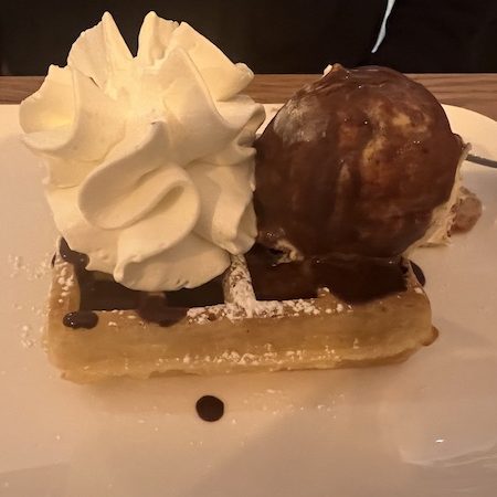 Fleur de chantilly et boule de glace chocolat sur gaufre chocolat