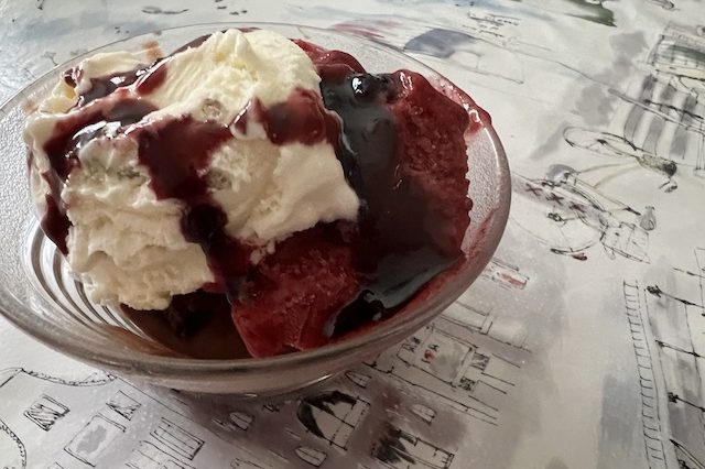 Coupe de glace myrtille chantilly