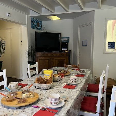 Le petit déjeuner croissants confitures maison à la table d'hôte 
