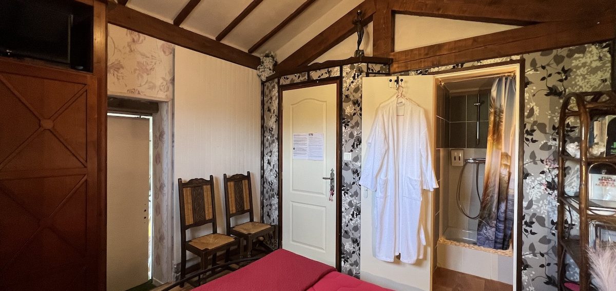 Chambre cosy pour week-end amoureux Grande chambre avec plafond apparent et peignoir suspendu