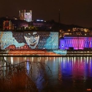 Projection de lumières sur le fleuve et les monuments de Lyon