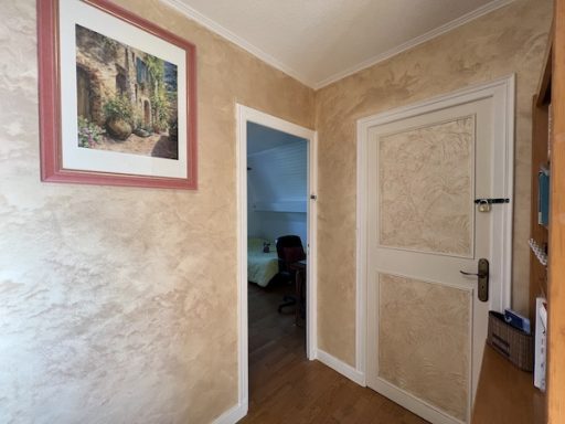 Couloir de la suite familiale Perle desservant les 3 chambres et la salle de bain.