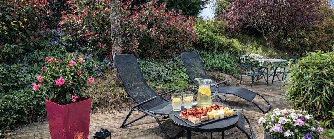 Améthyste entourée de pervenches et giroflées, symbole de bien-être & calme