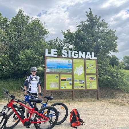 Pause vtt au Signal point culminant des Monts du Lyonnais Cycliste et 2 vélos arrêtés au Signal, point culminant des Monts du Lyonnais