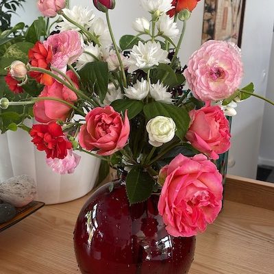 Détail de fleurs fraiches  roses et blanches évoquant  l'accueil chaleureux et reposant en chambres d'hôtes
