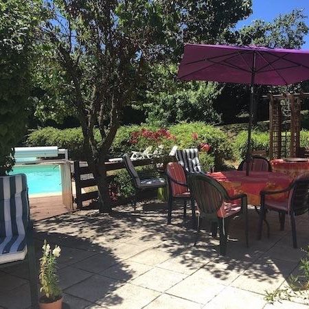 Vue du jardin de la maison d'hôtes, offrant calme et nature aux portes des Monts du Lyonnais. 
