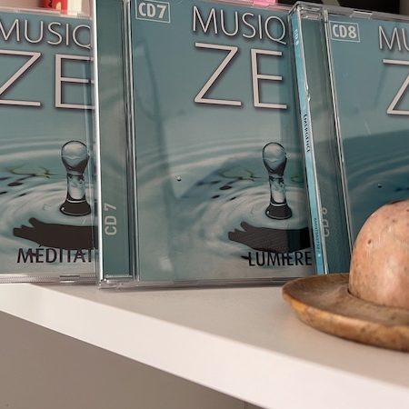 Vue sur 3 cd musique zen et porte encens