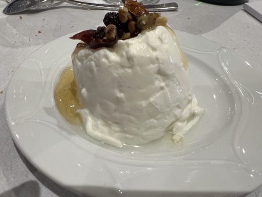 Fromage frais moulé à la louche servi à la table d'hôtes avec fruits secs et miel, spécialité régionale du Forez.