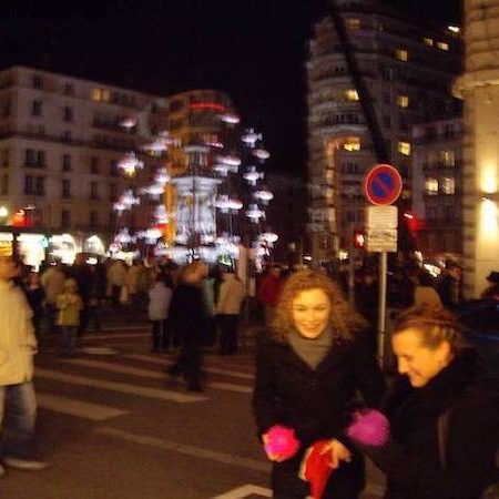 Jeunes filles riant à la fêtes des lumières