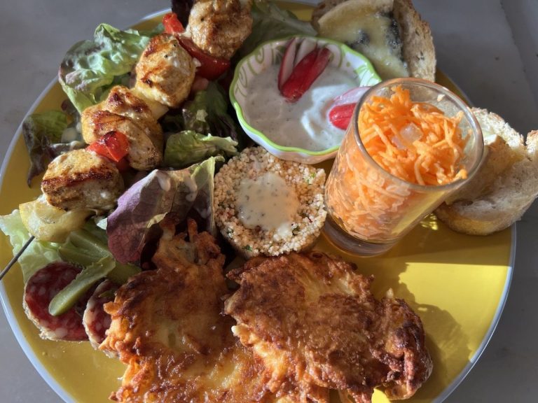 Cuisine de spécialités régionales et locales Repas servis dans un cadre chaleureux, cuisine de spécialités pour un moment convivial