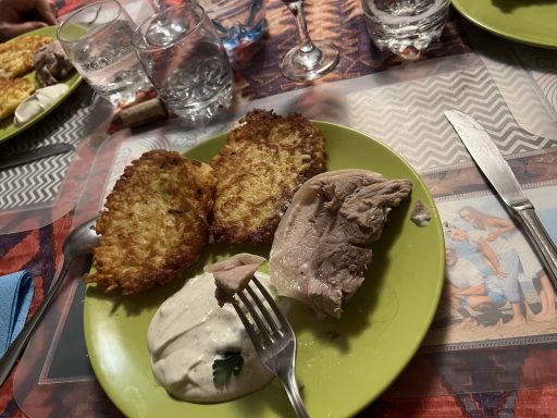 Jambonneau râpées spécialités régionales Un délicieux jambonneau cuit en bouillon d'herbes et ses râpées du Forez