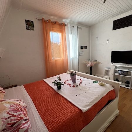 Chambre Perle - lumière naturelle Chambre Perle avec vue fenêtre et télévision