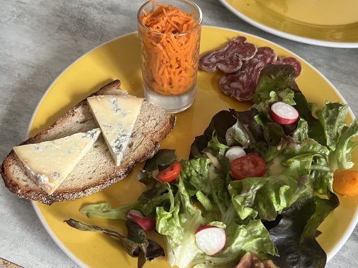 L'entrée de produits frais et de pays comprend la fourme de Montbrison et saucisson du village voisin en plus des crudités de saison