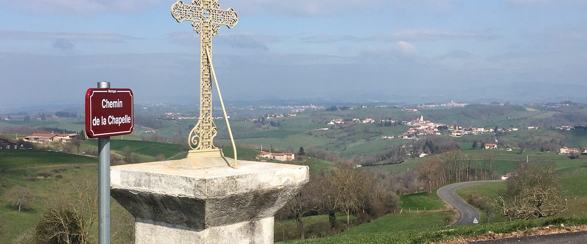 Vue panoramique sur les Monts du Lyonnais, avec croix St Roch et bocage verdoyant
