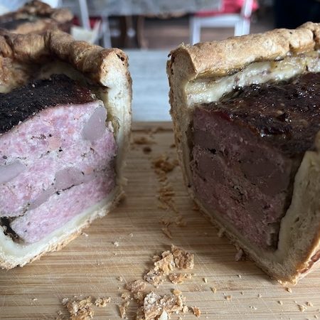 Le pâté en croûte maison de L'Escale du Loup Blanc Vue des 2 parties d'un pâté en croûte maison tranché au milieu