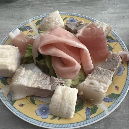 Assiette petit déjeuner salé  mortadelle, jambonneau, fromages de pays, préparée maison servie à la L'Escale du Loup Blanc