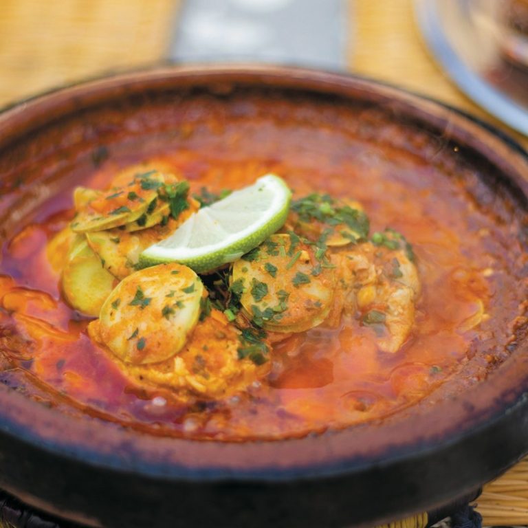 Tajine au citron, aux carottes et aux épices dans son plat d'origine 