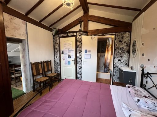 Vue sur le lit rallongé de la chambre