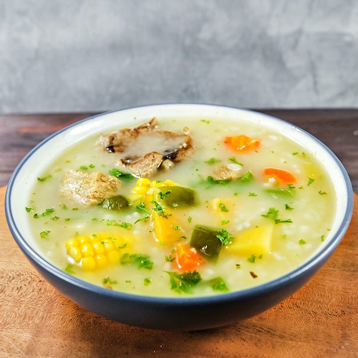Velouté aux orties garni de légumes frais croquants