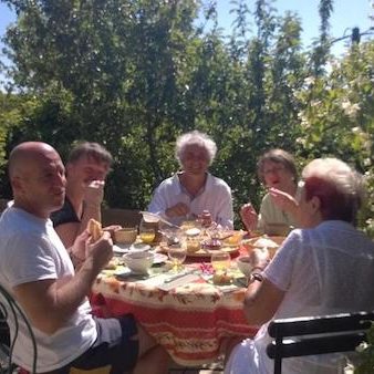 Petit déjeuner au printemps sur la terrasse Personnes déjeunant au soleil sur la terrasse de l'Escale du Loup Blanc