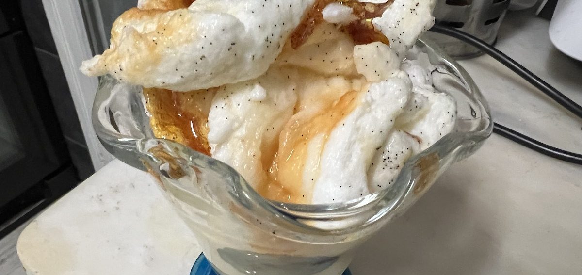 Le dessert composée de crème anglaise et blancs d'oeufs cuits dans du lait à la vanille recouverts de caramel coulant maison