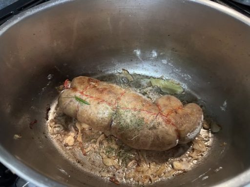 Saucisson fermier du Forez en train de dorer avec des échalotes