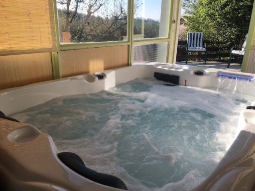 Vue sur le bain bouillonnant du spa
