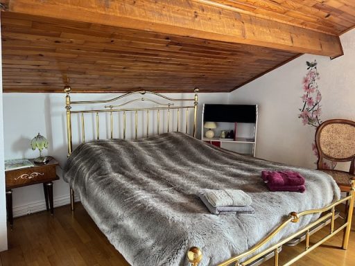 La chambre Iris et son grand lit Queen