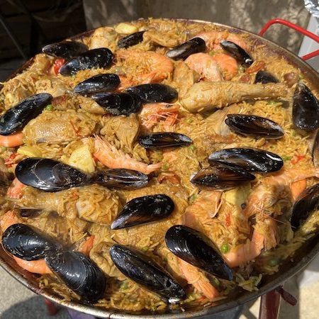 Paella maison aux fruits de mer, colorée et parfumée au safran, servie à la table d'hôtes des Monts du Lyonnais