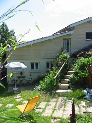 L'arrivée par le jardinet de la chambre