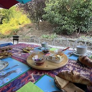 Petit déjeuner paisible sur la terrasse Petit déjeuner avec croissant et crêpes sur la terrasse arborée