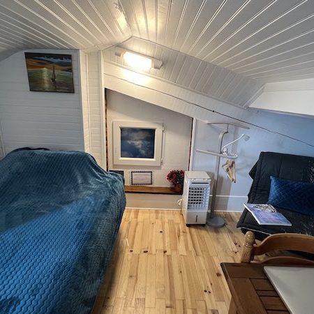 Chambre blanche mansardée 2 lits confortable pour séjour en petite famille 