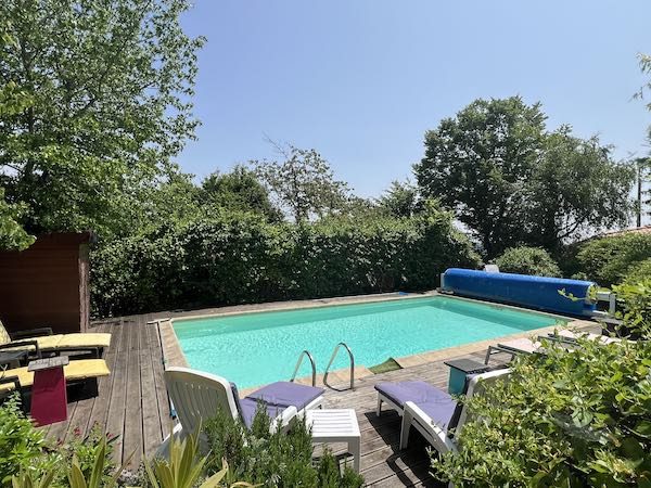 Piscine au sel entourée de verdure et baignée de soleil, un espace zen pour détente et relaxation