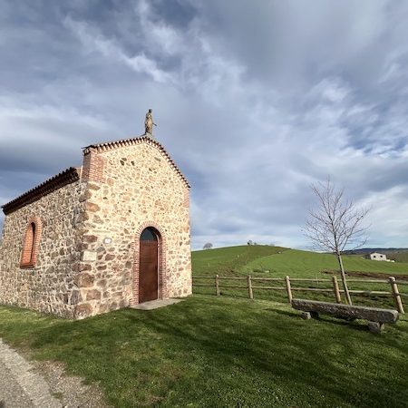 Chapelle Saint Roch à maringes vue collines verdoyantes