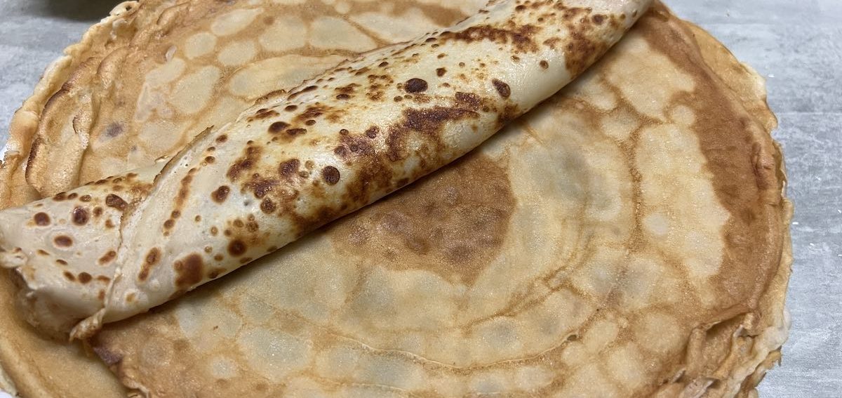 Assiette de crêpes fraiches faites maison servies au petit déjeuner de notre hébergement proche de Lyon