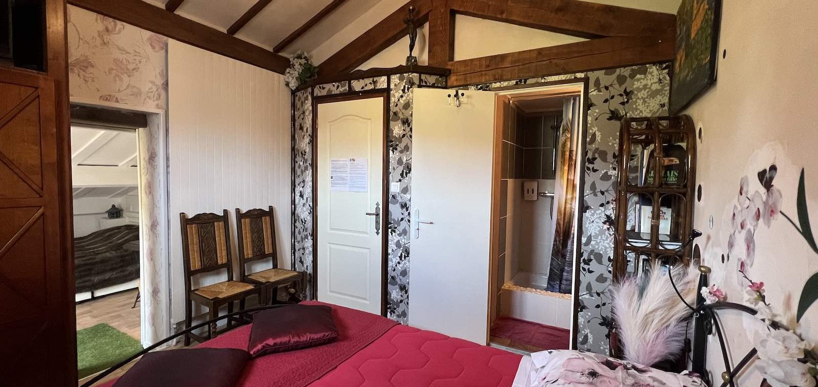 Chambre double ou familiale avec entrée indépendante côté jardin dans Monts du Lyonnais
